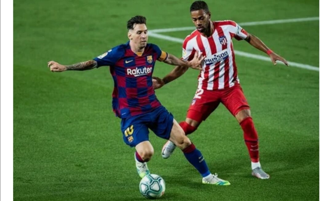 Ему все надоело, или это просто шантаж и Лео ждет, когда главным тренером станет Хави? Разбираемся в возможных причинахКаталонская пресса в панике: Лионель Месси якобы свернул переговоры о продлении контракта с «Барселоной». Нынешнее соглашение действует до середины 2021, а это значит, что через год главная футбольная звезда в истории «Барсы» сможет покинуть свой родной клуб бесплатно. Но что случилось с Месси? Почему он не хочет остаться в команде, которая дала ему все?

Версия №1. У Месси психологическое выгорание

Радиостанция Cadena SER сообщает, что Лионель Месси просто устал. Что на него повлияли последние неудачи команды. А также Лео якобы говорил своим друзьям, что его достали разговоры, что именно аргентинец принимает многие решения в клубе. Он недоволен тем, что у «Барса» не покупает больших звезд, а без них не будет больших титулов.

И все это очень походе на выгорание. Месси в «Барселоне» с 12 лет, и кажется, весь клуб выстроен под него. Но каждый человек устает от привычной обстановки, превратившейся в рутину. Возможно у Месси как раз такой этап хандры, и психологический кризис, когда хочется что-то поменять.