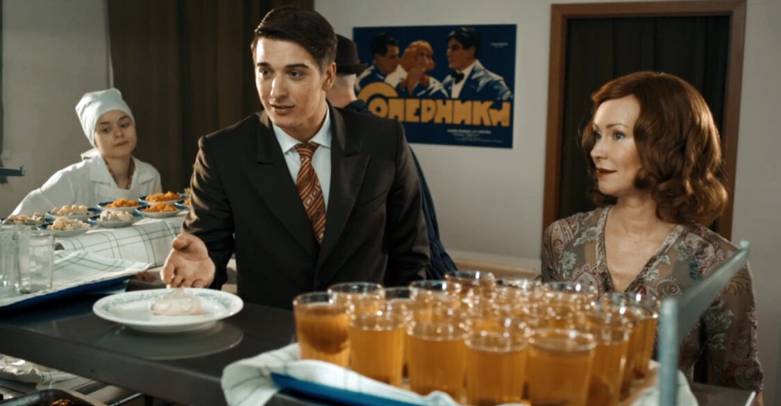 Станислав Бондаренко в роли Леонида Горского и Нонна Гришаева в роли Надежды Волгиной. Кадр из кинофильма "Непридуманная жизнь", 2015 г., режиссер Фуад Шабанов, сценаристы Елена Караваешникова, Майя Шаповалова, Анна Михалева, композиторы Максим Кошеваров, Александр Маев. Скриншот кадра для иллюстрации