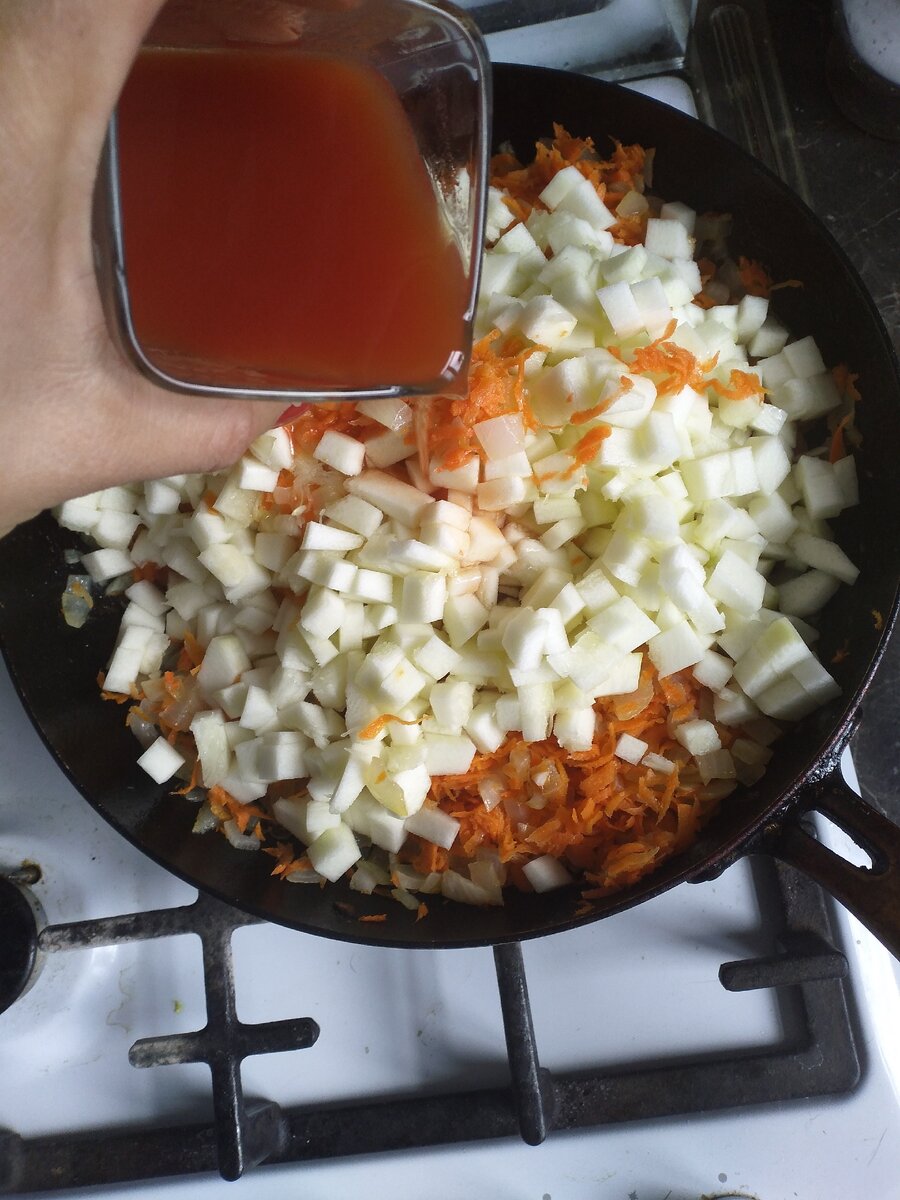 Обжарить лук, морковь. Добавить кабачки и томатную пасту(можно взять томатный сок) 