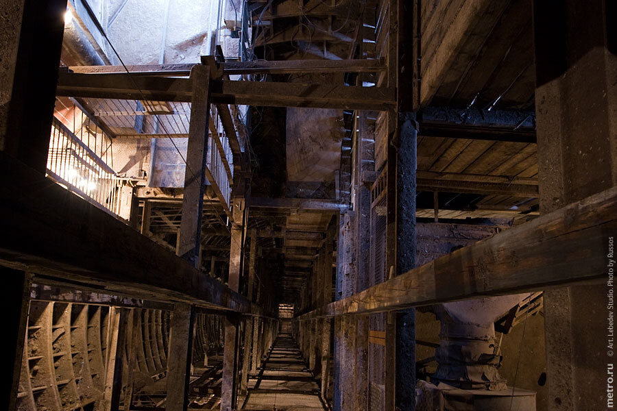 Внизу — более 60 метров пустоты.