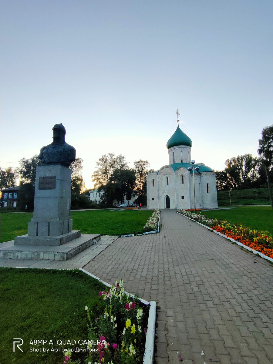 Памятник князю А. Невскому и храм 12 века в Переславле-Залесском. Фото Артюхов Д.