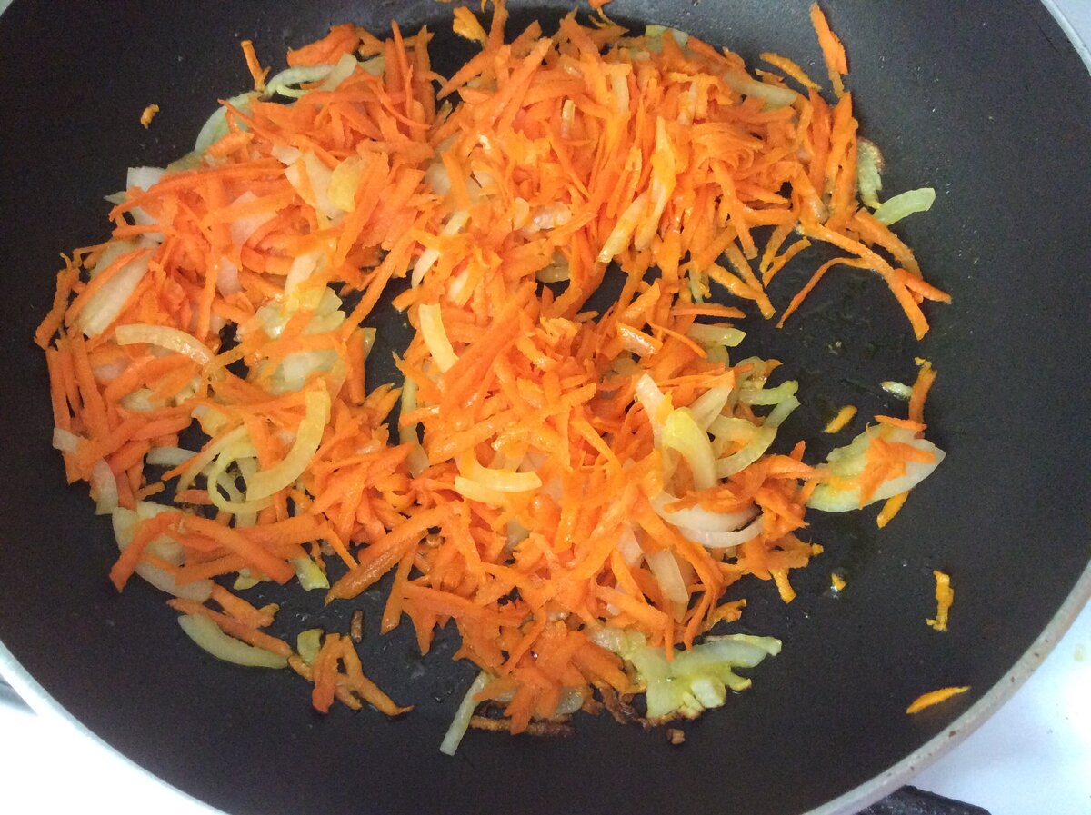 Главное условие правильной капустной начинки- жарить в небольшом количестве растительного масла.