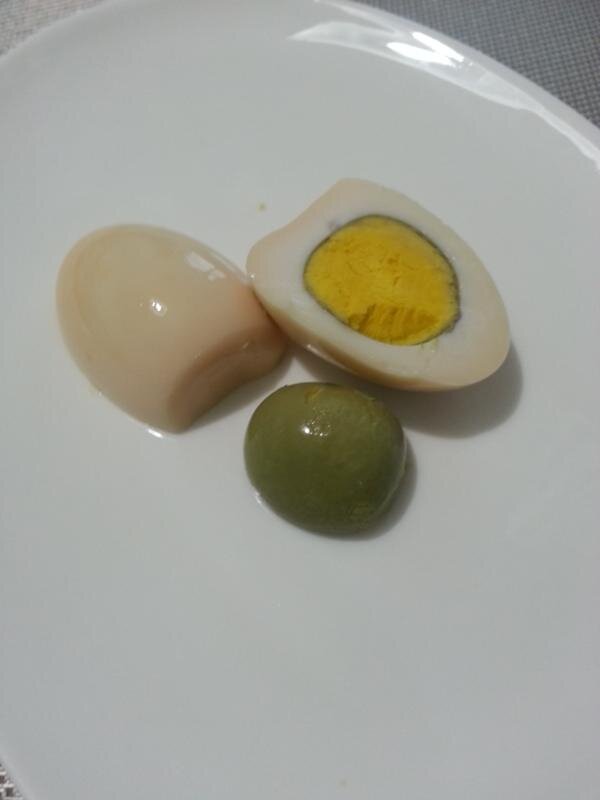 Зеленый желток. Желток вареный. Переваренные яйца. Яйцо с зелёным желтком. Вареные яйца без желтка.