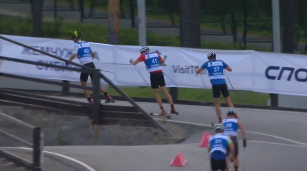 Евгений Белов первый и за ним паровозик лыжников