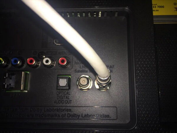 Тут подключается  антенна