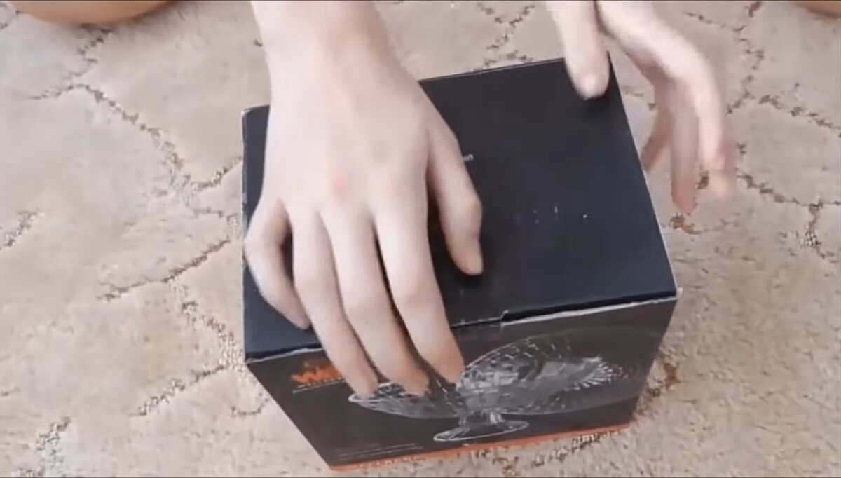 Взяла старую коробку из под ваз.