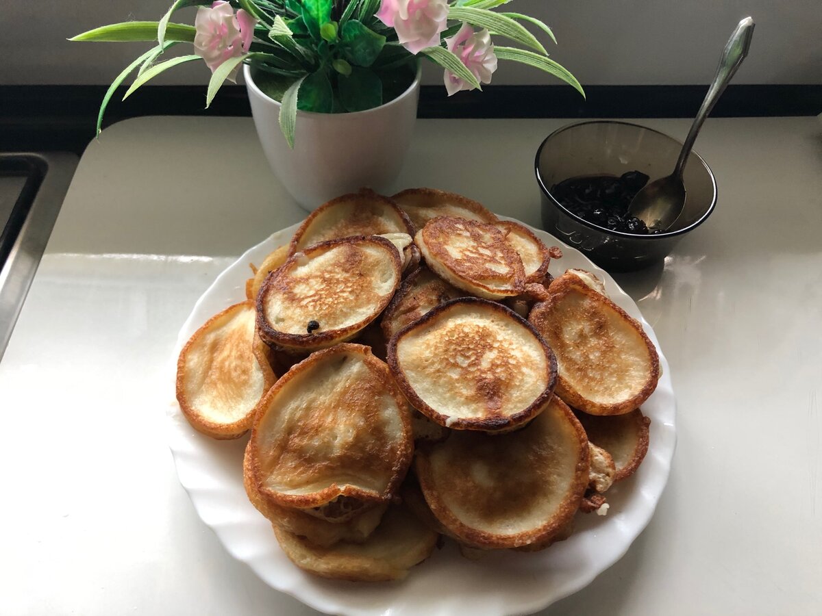 Оладьи и варенье из черешни