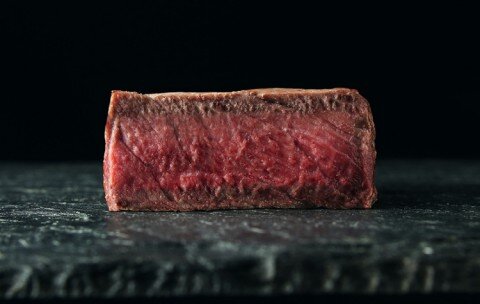 Как правильно выбрать и определить степень прожарки стейка


Мраморную говядину (а так же телятину, баранину, утку и некоторые другие виды мяса) не обязательно прожаривать полностью. Слабая прожарка сохраняет в мясе влагу и обеспечивает сочность. Идеальный результат – это когда вы одновременно прогрели волокна что бы они стали мягкими и нежным, но оставили максимум влаги в мясе, что бы сохранить сочность блюда. Различают 5 классических степеней прожарки, из которых наиболее распространенными являются Medium Rare, Medium и Medium Well.