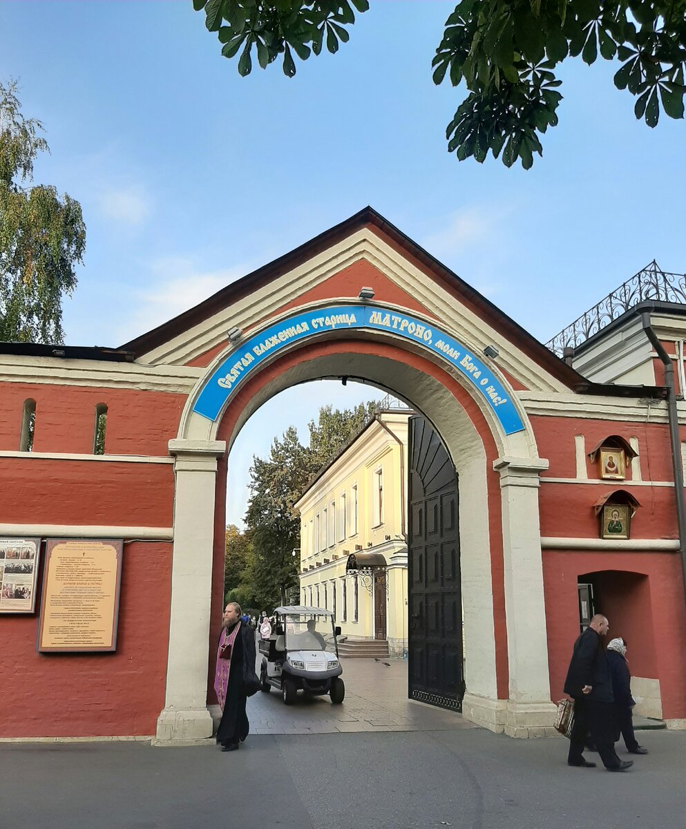 Вход в Покровский монастырь