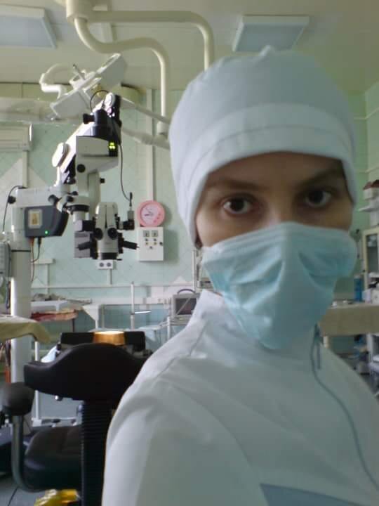Быть врачом - причинять боль. На фото я в операционной.