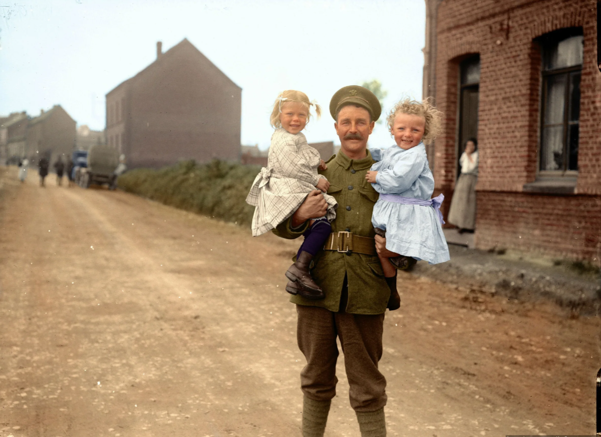 Семья в военное время. Дети войны. Одежда детей военных лет. Солдат с ребенком. Дети второй мировой войны.