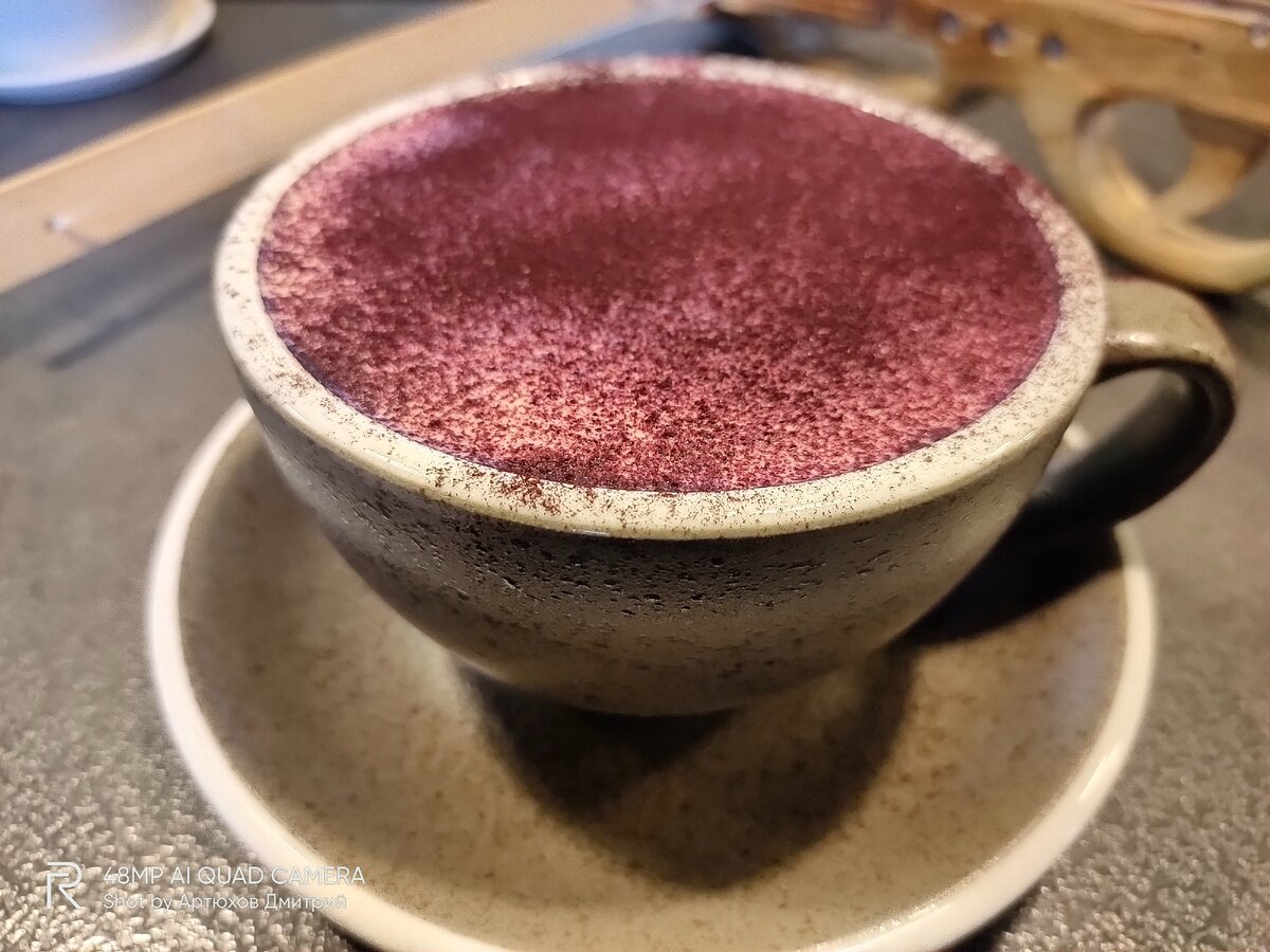 Кофе с малиновым пралине в кафе Ворон, Воронеж. Фото Артюхов Д.