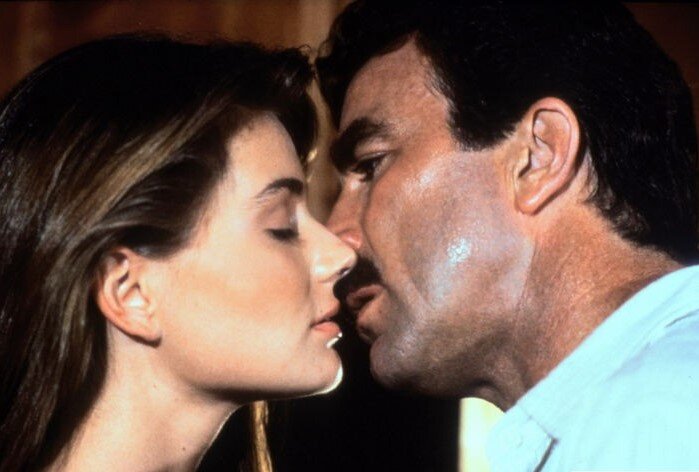 Кадр из фильма “Её алиби”, Полина Поризкова в роли Нины и Том Селлек к в роли Фила Блэквуда