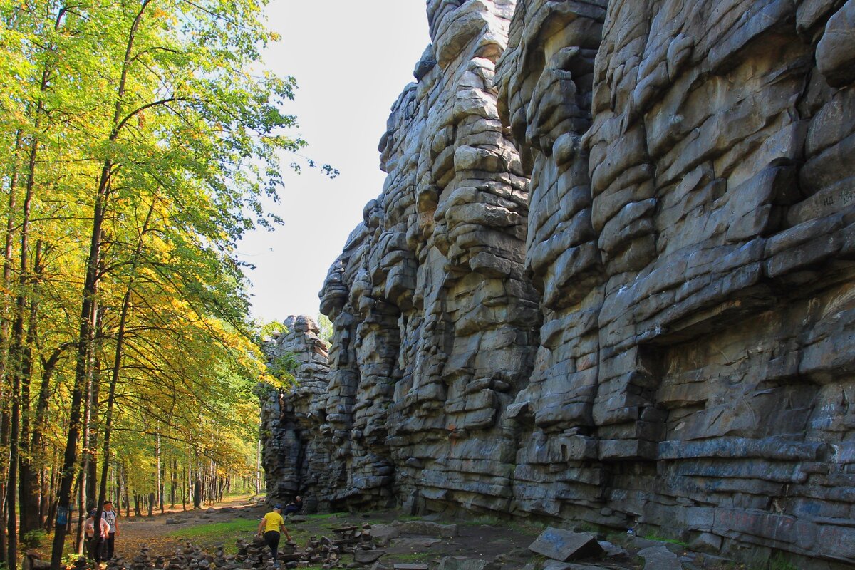 Северный фасад Чёртова городища – настоящий каменный замок
