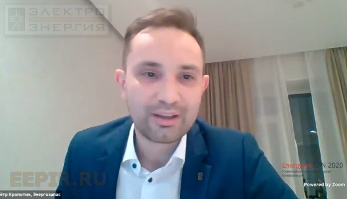 Заместитель генерального директора ООО «Энергозапас» Петр Кропотин презентовал вниманию коллег новую технологию пилотирования крупного накопителя электроэнергии по частям, работа которого строится на подъеме твердых грузов — принцип, положенный в основу гидроаккумулирующих электростанций. Внешне накопитель напоминает шахты, внутри которых происходит перемещение грузов, и представляет собой ветрозащищенную и сейсмоустойчивую конструкцию. На том, каким образом удалось развеять сомнения инвесторов относительно методов ее строительства, устойчивости и технико-экономической целесообразности, Петр Кропотин остановился подробно: «Мы начинали с грузов весом в 40 килограмм, и далее повышали до 1 тонны, сводя все к промышленной ячейке, где предусмотрено использование 60-тонных грузов. Параллельно разрабатываются и проходят испытания в реальном времени боевые образцы для уже готовой промышленной технологии. Так, благодаря наличию экспериментально-показательной базы, мы обрастаем инструментами для убеждения инвесторов».