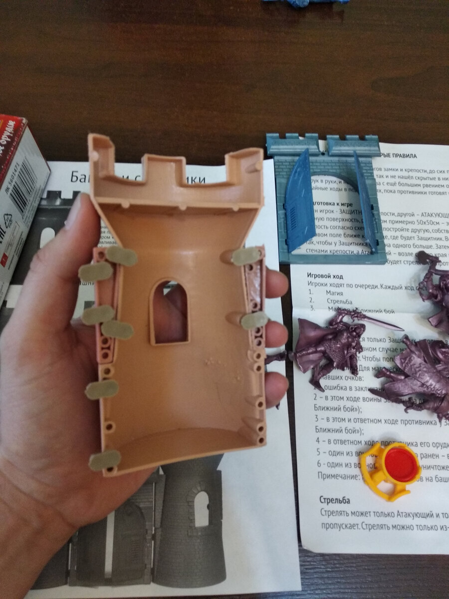 Да, башни нашей крепости сделаны в разрезе. Хочешь реализма – покупай еще один набор,  присоединяй детали и будут настоящие башни.  Зато ворота открываются.