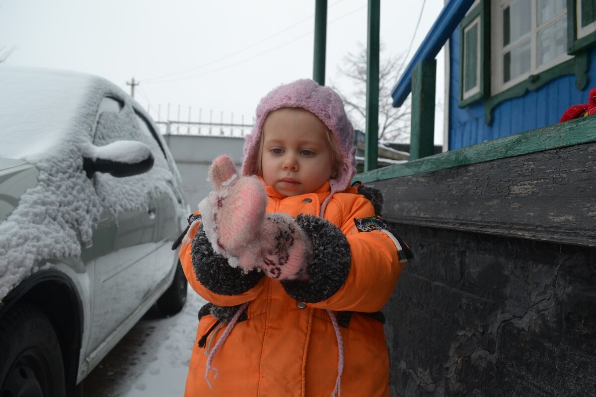 Вот – маэстро перед созданием шедевра. У маэстро – руки золотые. Беречь надо такие руки. Поэтому натягивает маэстро перчатки. Ща-а-ас он шедевр создавать будет…