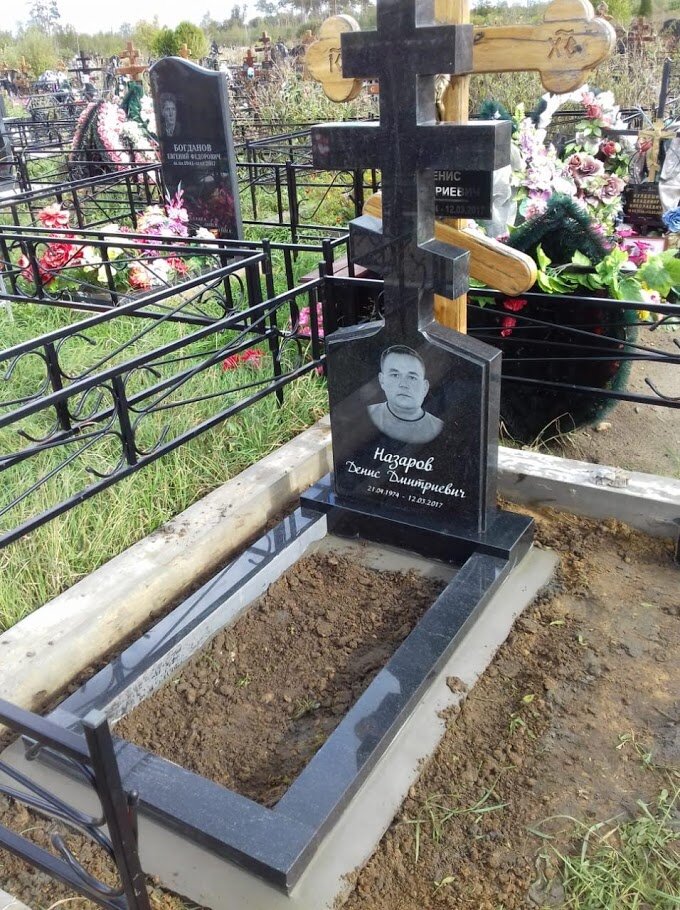 Что делать с крестом после установки. Памятник крест на могилу. Монтаж памятника на могилу. Памятники из дерева на могилу христианские. Крест за памятником на могиле