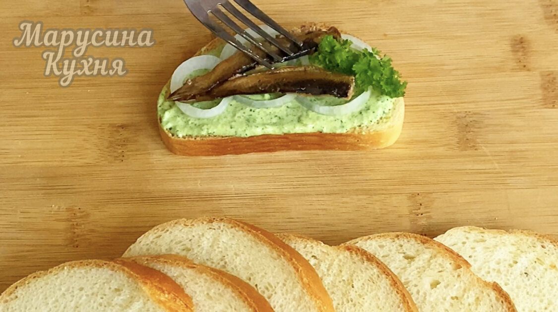 Намазка на бутерброды. Намазка на бутерброды со шпротами с плавленным. Намазка на бутерброды со шпротами с плавленным. Шпротная намазка для бутербродов. Намазка на бутерброды из шпрот с плавленным сыром и огурцом.