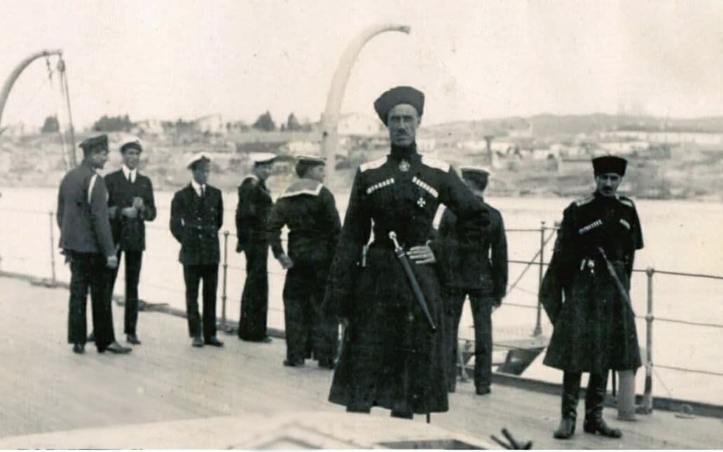 Главнокомандующий вооружёнными силами юга России (ВСЮР) генерал Пётр Врангель во время эвакуации из Крыма в ноябре 1920 года