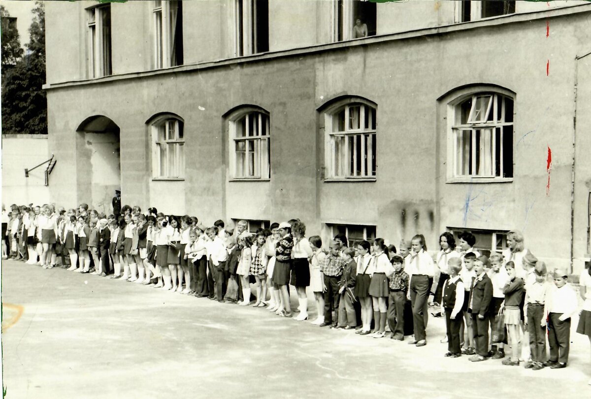 Сборный пункт во дворе министерства машиностроения на улице Богдана Хмельницкого ныне Солянка, всех уже записали в отряды, распределили по автобусам, последние напутственные слова и в путь. Всю дорогу мы рассказывали друг другу всё самое интересное за год, а главное мы все пели все отрядом. 