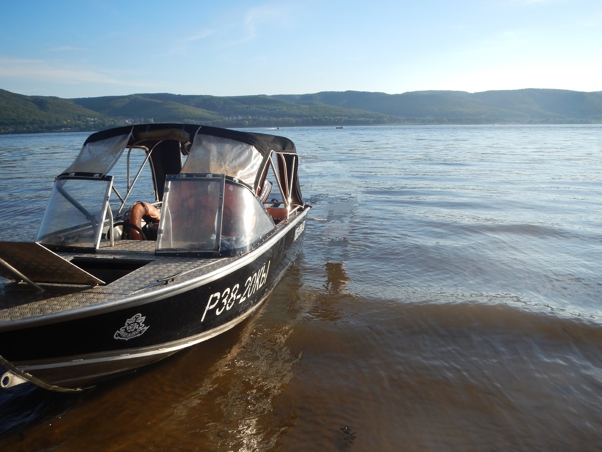 Расположились мы с палатками на острове, заякорили лодку и легли спать