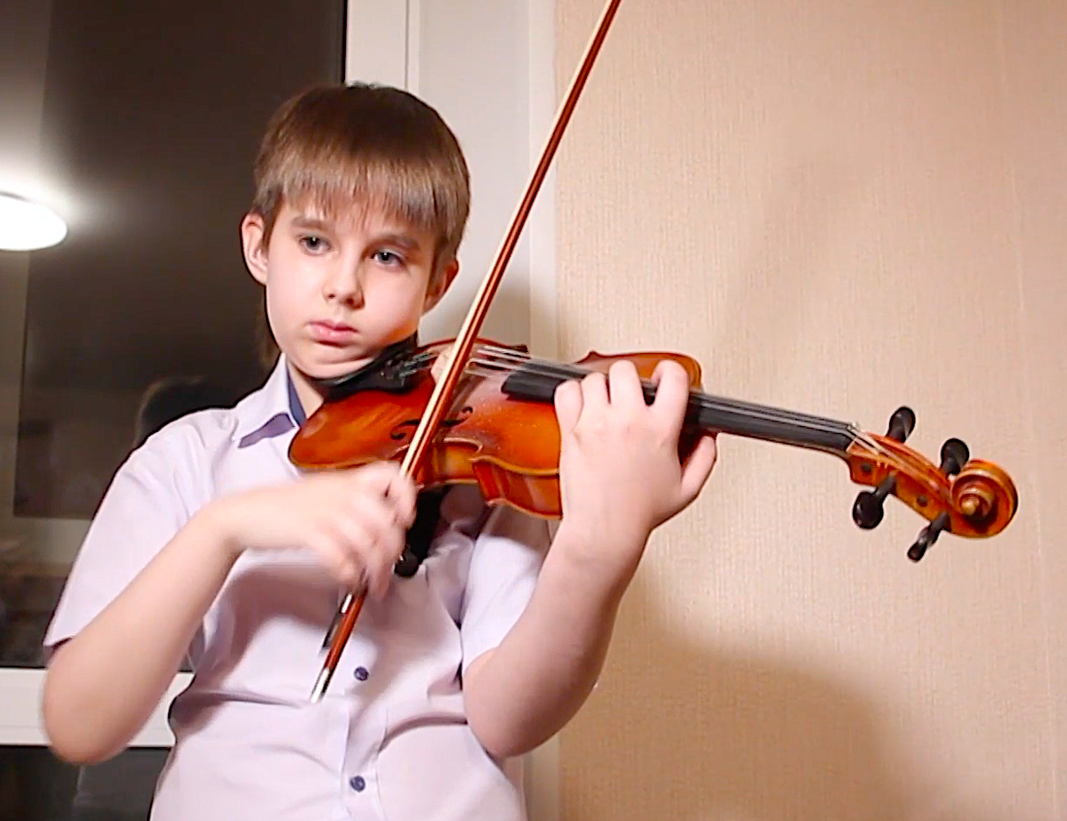 Соседи не разделяют музыкальные увлечения юного скрипача. Скриншот с www.ruptly.tv  