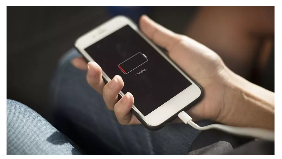 Издание “Прайм” опубликовало новый материал, в рамках которого старшим специалистом по тестированию цифровых продуктов Роскачества Сергеем Кузьменко были перечислены случаи, когда нельзя заряжать смартфон.