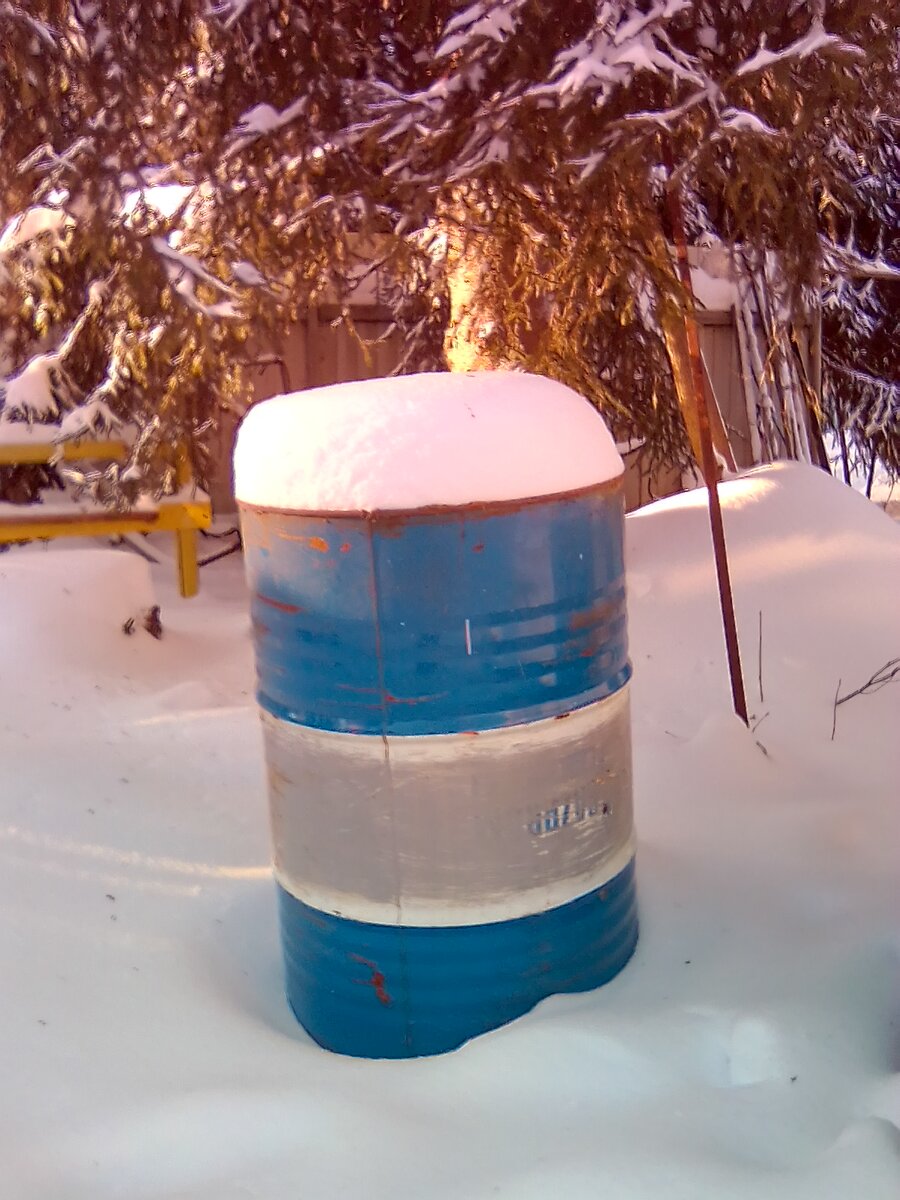 Так выглядит бочка заполненная, как снегом, так и пустая. Не каждый разберётся.