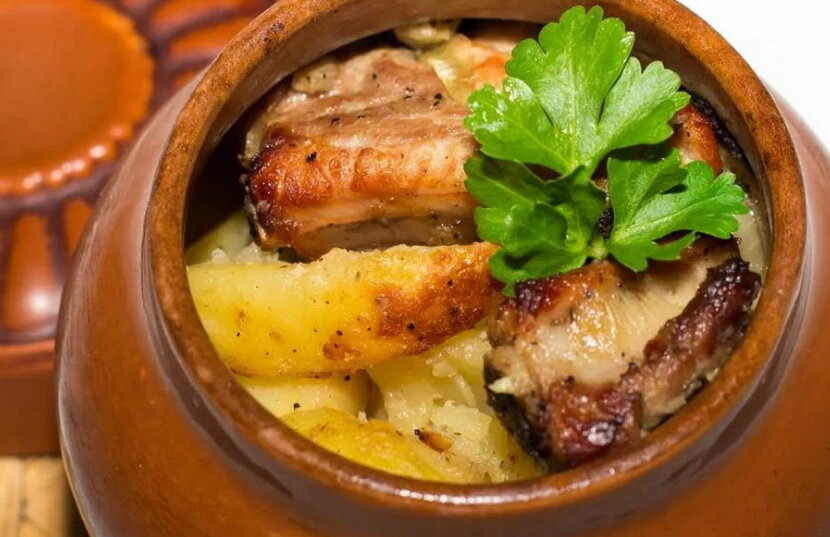 Картошка с мясом и грибами в горшочке вкуснее не придумаешь, рецепты с фото