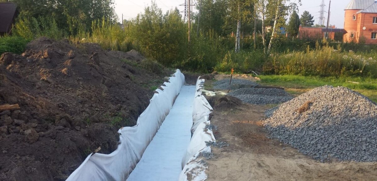 Могут использоваться также полиэтиленовые, нейлоновые, акриловые и другие материалы. Нетканый геотекстиль имеет небольшую прочность, но обладает великолепным удлинением при разрыве: до 70%. Поэтому, учитывая небольшую стоимость, он имеет широкое применение в строительстве.