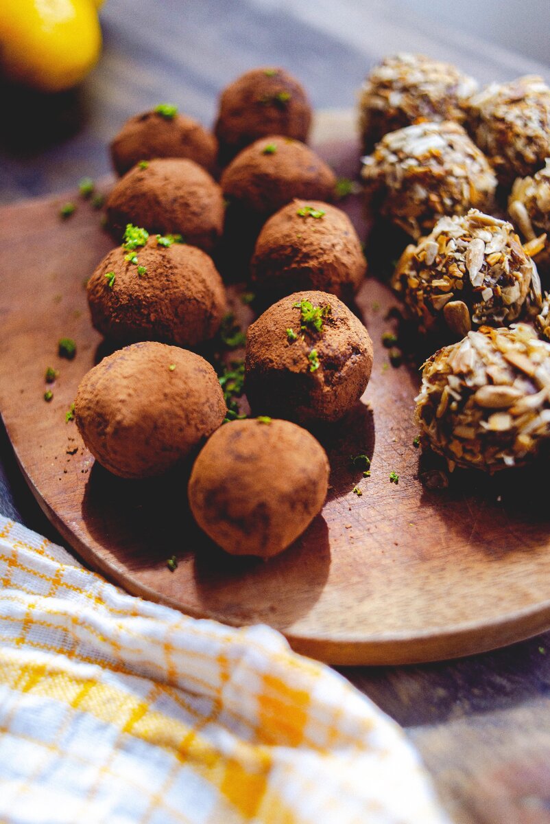 простые веганские конфеты из фиников, семечек подсолнечника и апельсинов