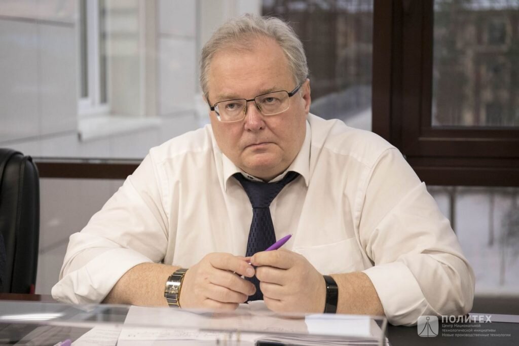 Алексей Боровков, руководитель инжинирингового центра (CompMechLab) СПбПУ, рассказал о глобальном тренде электромобильности и компетенциях СПбПУ в разработке электротранспорта: «В 2006 году мы выиграли конкурс на выбор поставщика высокотехнологичных инжиниринговых услуг в интересах фирмы BMW — с тех пор мы интенсивно работаем с немецким автопромом, понимаем все тренды, актуальные проблемы, технологический фронтир и вектор его развития. Это позволяет нам задавать те же самые тренды и определять перспективы развития в России. 3 года назад, совместно с нашим индустриальным партнером, мы выиграли конкурс на разработку первого российского электромобиля класса М1. Этот проект должен был закончится не просто решением в «цифре», чертежами, а созданием ходового экспериментального экземпляра, который можно презентовать и выполнить тест-драйв. Успешное завершение проекта — это КАМА-1. Кроме цифровой платформы и разработки, нами создана цифровая платформа автомобиля — единая, универсальная модульная платформа. На базе этой платформы можно разрабатывать целую линейку продуктов. Первый демонстратор технологий мы предоставили 2 года назад, был разработан прототип, который в цифровом виде представили президенту. Это было решение «best in class» в мире по всем характеристикам — мы вышли на мировой уровень, создав такое решение в цифровом виде, а потом уже меняли характеристики в зависимости от требований рынка, ограничений производства и так далее. В платформе закладываются все характеристики будущего электромобиля на этапе проектирования. На этапе компоновки мы формируем цепочку поставщиков и берем апробированные в экономическом смысле решения, которые позволяют нам быстро «собрать» автомобиль. Степень унификации созданного автомобиля достаточно высокая и может доходить до 70%, что очень важно для быстрой сменяемости модельного ряда, быстрой переналадки современного производства. Общий тренд 4-ой промышленной революции — персонализация и кастомизация. Покупатели хотят видеть автомобиль под себя — по внешним и внутренним характеристикам. Здесь согласовываются творческие моменты с технологическими решениями, чтобы автомобиль в итоге не стоил баснословную сумму. Для этого и нужны эти платформы: цифровая платформа разработки цифровых двойников и цифровая платформа разработки модульности, унификации. Мы выпрыгнули в цифровом смысле на самую вершину. Фактически, КАМА-1 — это первый ходовой экземпляр электромобиля, который создан на этой платформе. Забегая вперед, можно сказать, что с интервалом раз в полгода будут выходить следующие ходовые экземпляры, готовые к серийному производству. У России есть 2-3 года на формирование рынка электротранспорта: выйти и закрепиться на этом рынке, а в какой-то степени — защитить российский рынок, чтобы были представлены российские модели, а не зарубежные, в том числе китайские, готовые хлынуть и заполнить рынок. Сейчас мы переходим от той модели, когда автопром выступает драйвером развития и переходим к тому, что мы формируем фронтир и рынок. Мы стремимся к тому, чтобы наши разработки производились в России и пока надежды на это есть. С другой стороны, мы понимаем, что наши разработки будут играть ключевые роли, а китайский рынок готов к быстрому взаимодействию».