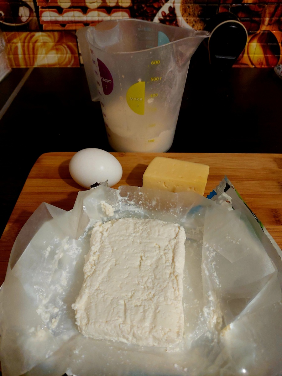 Взяла 180 г творога, сыра сколько было (меньше 100г), муки наоборот побольше (около 100 г), 1 яйцо + 1 белок (желток оставила для смазывания).