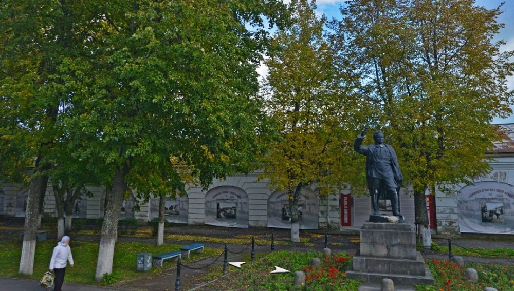 Деревья у Гостиного двора Новой Ладоги. Фото Яндекс