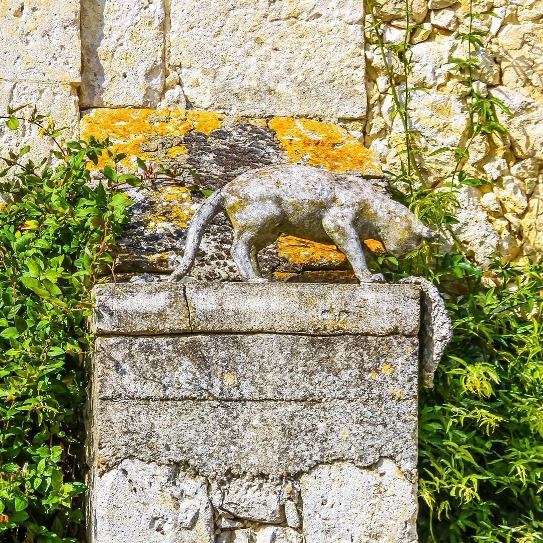 Скульптура кошки на столбе