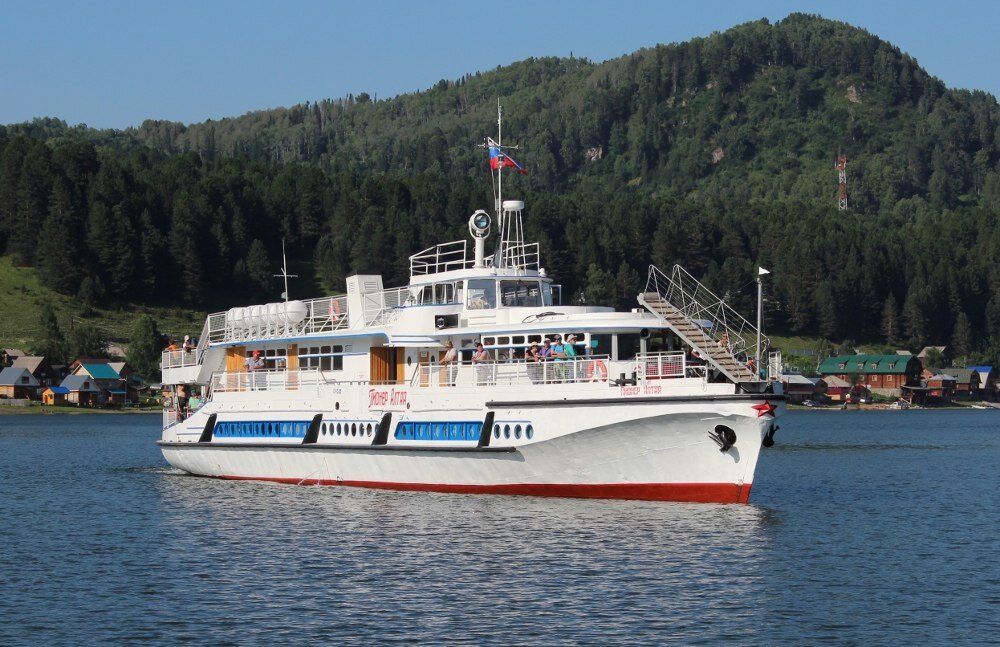 Теплоход на телецком озере. Теплоход пионер алтая на телецком озере. Телецкое озеро теплоход пионер. Телецкое озеро теплоход пионер. Пионер алтая на телецком озере.