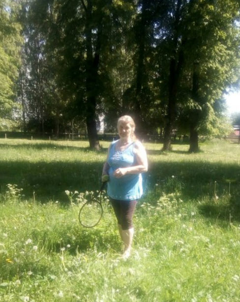 По дороге домой. Лет 5 назад с внучкой на импровизированном корте играли