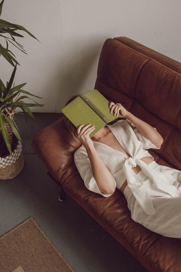  «Еда, меняющая жизнь. Откройте тайную силу овощей, фруктов, трав и специй», Энтони Уильям.  Вы узнаете как, изменив рацион, можно избавиться от бессонницы, улучшить память, стать стройнее и продуктивнее. Автор рассказывает про свойства различных продуктов и объясняет, какие недуги можно победить, откорректировав свое меню. А также найдёте несложные рецепты, которые помогут разнообразить привычные обеды и ужины. 

🧬«Гастрофизика. Новая наука о питании», Чарльз Спенс. 
В своей книге Спенс анализирует различные факторы, усиливающие удовольствие от еды, и помогает посмотреть на обычные приемы пищи по-новому. Вы обращали внимание, как посуда, погода и компания за столом влияют на ваш аппетит? А после этой книги – будете! 

👱🏻‍♀️ «Парадокс долголетия. Как оставаться молодым до глубокой старости», Стивен Гандри. 
Знаменитый кардиохирург и диетолог Стивен Гандри уверен, что питание по сезону непросто модный тренд, а потребность нашего организма, заложенная в ДНК. В своей книге он собрал все парадоксальные факты о продуктах питания. 

🍴«Клетка „на диете“», Джозеф Меркола. 
Джозеф Меркола – настоящий адепт ММТ: митохондриальной метаболической терапии или жировой диеты, суть которой в питании с большим количеством жиров, умеренным количеством белка и минимальным количеством углеводов. Автор подробно объясняет, почему такая методика помогает поддерживать организм в отличном состоянии и рассказывает, какие типы продуктов должны обязательно присутствовать в рационе ежедневно.   

🧠«Кишечник и мозг», Дэвид Перлмуттер, Кристин Лоберг. 
Член Американской коллегии питания, невролог первой категории Дэвид Перлмуттер доступно рассказывает, как микрофлора кишечника взаимосвязана с психическим здоровьем, из каких элементов выстраивается правильное питание и дает рекомендации, которые улучшат работоспособность организма.