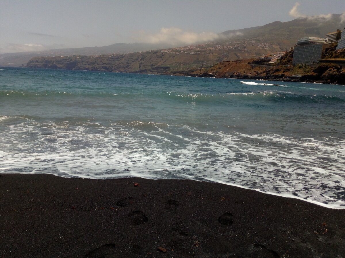 Характерные "чёрные" пляжи Тенерифе( авторское фото, использование запрещено)