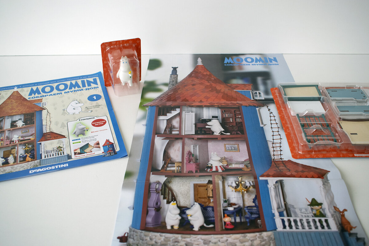 Фотография автора. В посылке вместе с тремя первыми выпусками приехал ещё один журнал с большим постером внутри (посередине на фото), с изображением Муми-дома в разрезе