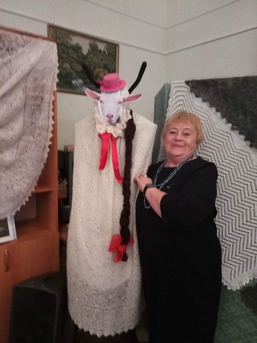 Базовое платье, украшением являются бусы