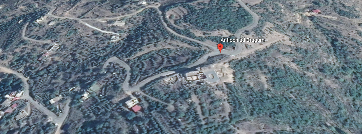 На карте видны раскопки хамама, бассейна и амфитеатра. Скрин с Google earth