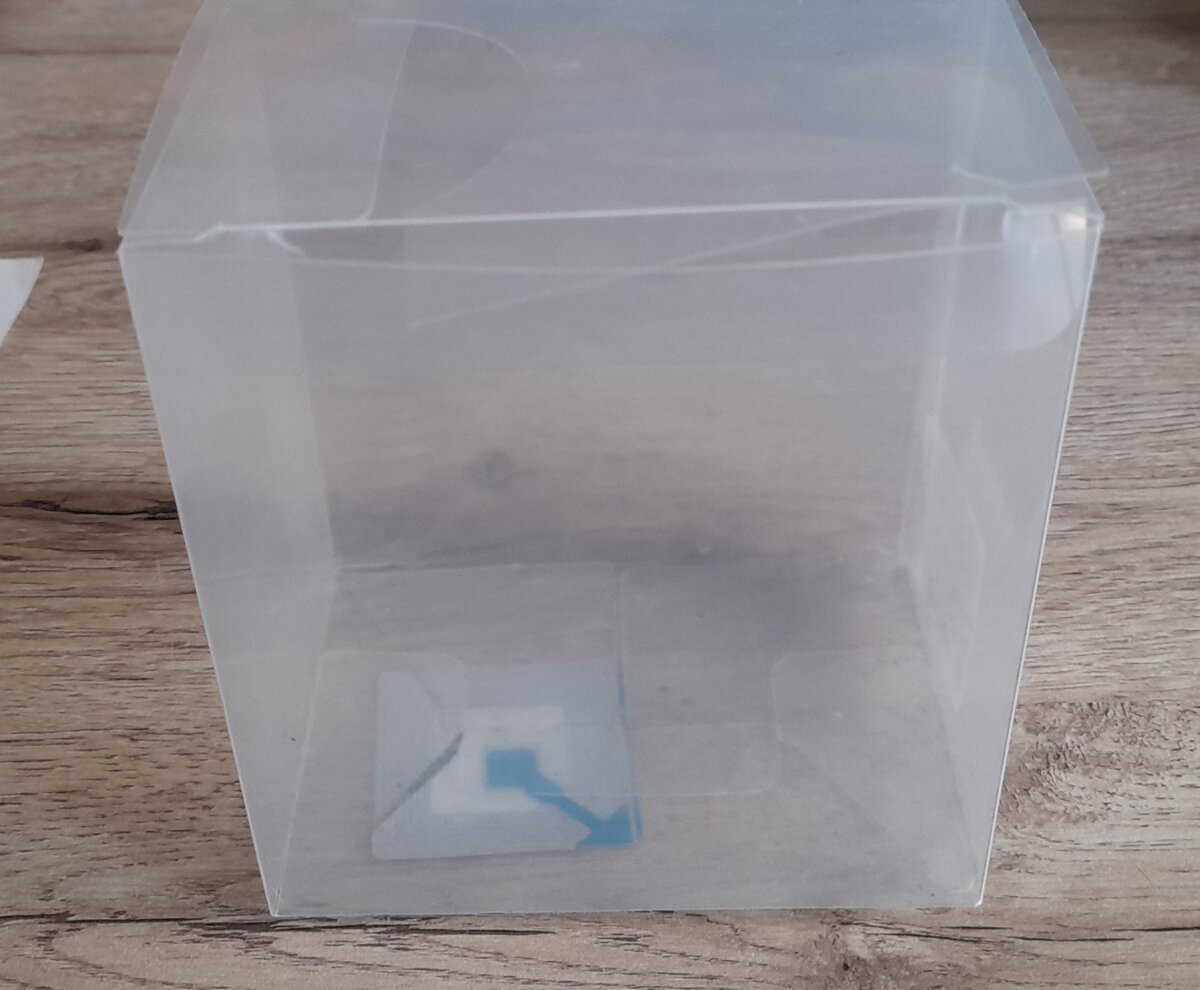 В такой коробочке была точилка для карандашей. Здесь она закрыта.