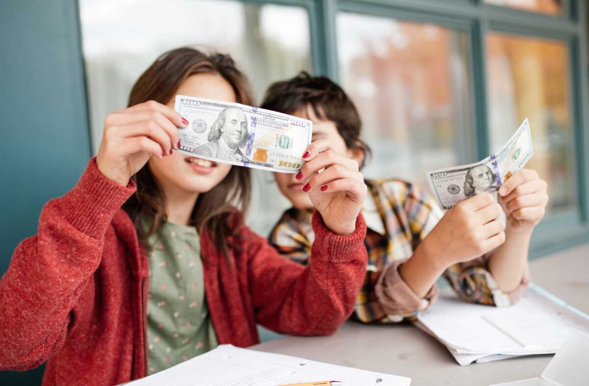 Reading spending money. Подросток с деньгами. Карманные деньги для детей. Карманные деньги для подростка. Школьник с деньгами.
