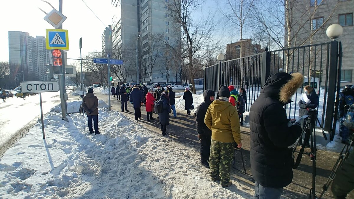 У Бабушкинского суда.