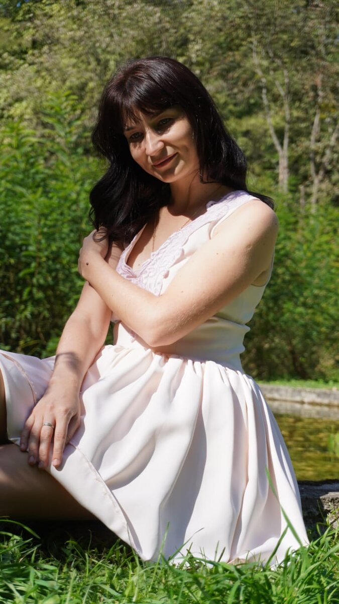 Что мы тратим? На что мы тратим?
⠀
Странные вопросы, не правда ли?
⠀
Я часто вижу, на мой взгляд, абсолютную бессмыслицу:
⠀
Людей в брендовых вещах с сухой кожей и искусственными ресницами. Главное не форма, а содержание. Одежда должна дополнять Вас, а не наоборот. Плохое состояние кожи очень удешевляет образ. Ровно настолько, насколько удешевит блузку использование некачественной дешевой ткани.
⠀
Девушек, которые тратят тысячи на косметолога, наносящих вечером крем за 500 рублей со спиртом на третьем месте в составе. Косметолог воздействует на кожу один-два раза в неделю, а вы можете ухаживать за собой 2 раза в день ежедневно. Максимальный результат не получить без собственных усилий. И... что Вы наносите на свое лицо после процедуры в 1500-5000 рублей?
⠀
Людей, которые верят в то, что нужно «прикидываться дурочками». Серьезно? Просто *екс уже давно не прельщает мужчин. Стоит быть разной, интересной и энергичной. Следи за дальностью своих горизонтов и уровнем собственной энергетической зарядки.
⠀
Чем больше я замечаю подобный абсурд, тем чаще задаюсь вопросом: во что вкладываюсь я?
В своё здоровье, в образование, в поддержание молодости, в любимых людей. Я сократила расходы на одежду и повысила расходы на качественный уход за собой. Изменилась ли моя жизнь? Скорее да, чем нет. Но более неожиданным и приятным стало другое - изменились мои близкие.
⠀
Женщина - очаг, уют и тепло семьи. Муж, дети, родители - это производное счастливой женщины. Чем лучше женщина следит за собой, чем больше счастья она получает, чем она здоровее, тем счастливее будут её близкие, тем ярче горит очаг в камине, тем больше добра концентрируется вокруг этой женщины.
⠀
Всё начинается с тебя.
Мир начинается с тебя.
Мир отражает тебя.
⠀
Нет, это не рекламный слоган Мегафон. Это - ключевая истина счастливой жизни.
⠀
⠀
