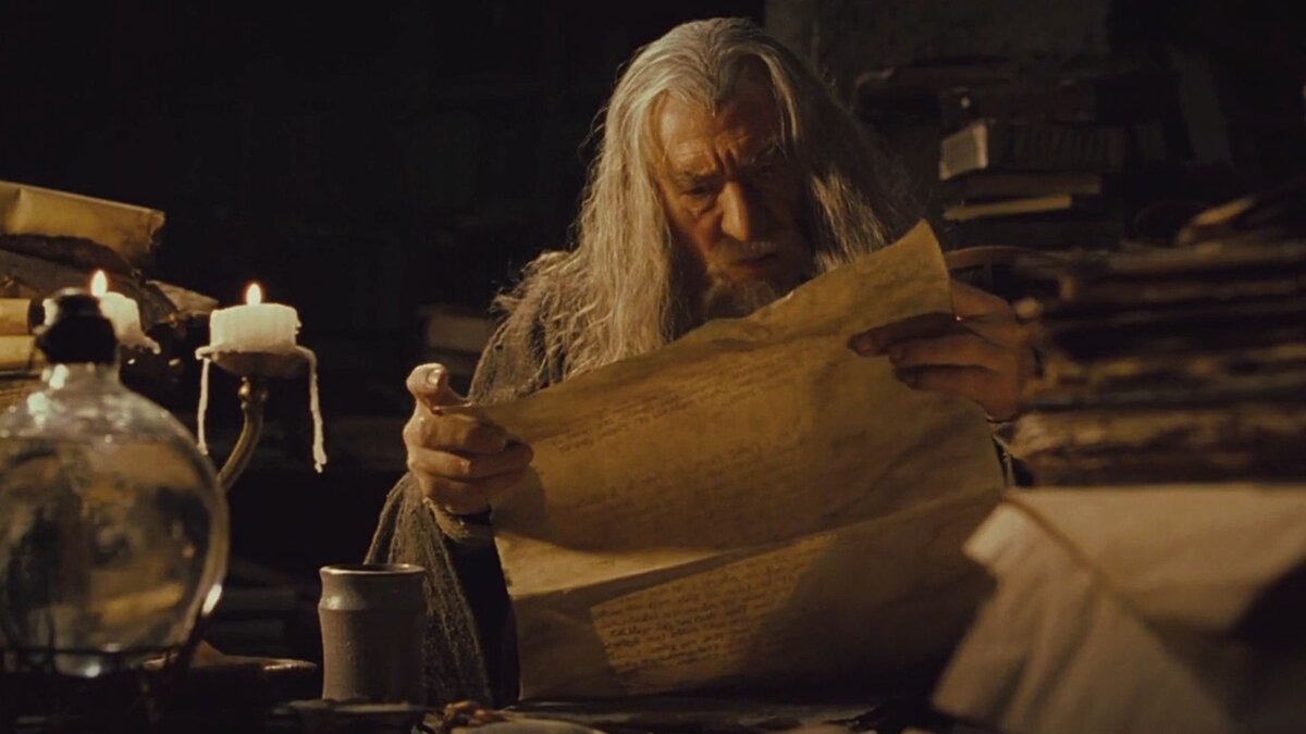 Гэндальф за чтением. Кадр из фильма «Властелин колец: Братство Кольца» (2001)