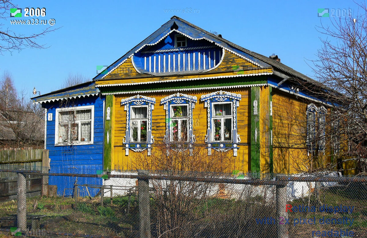 дом красили всегда в жёлто- зелёных тонах...