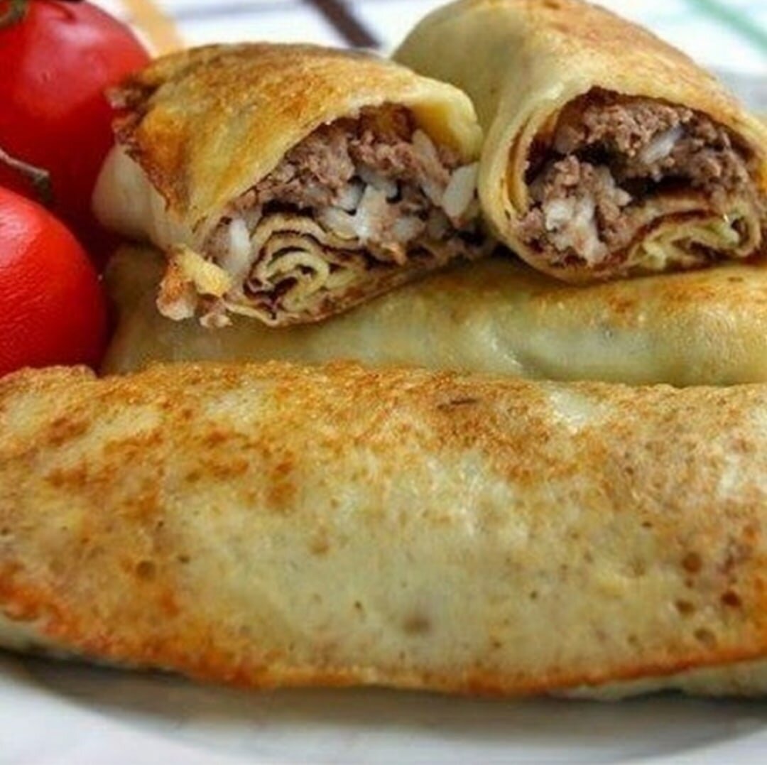 Мясные блины. Блинчики с мясом. Блины с фаршем. Блины фаршированные мясом. Блинчики фаршированные мясом и рисом.